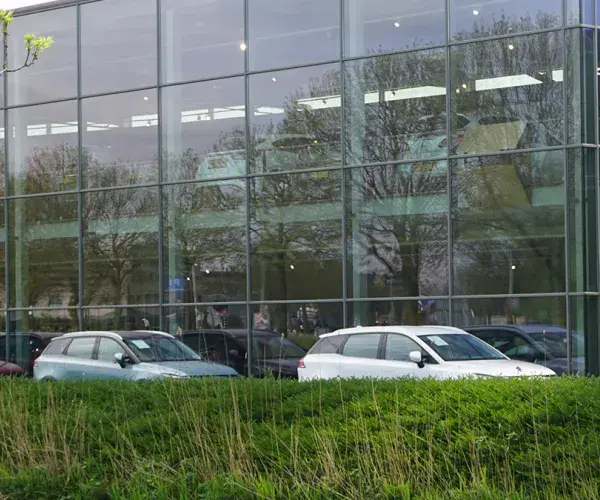 Autocentrum Van Vliet vestiging aan de Curieweg 9 in Alphen aan den Rijn